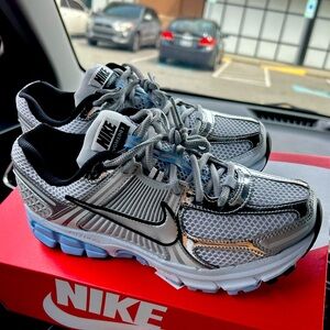 Women’s Nike Zoom Vomero 5 white, blue, grey